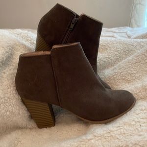 Old Navy booties size size 8